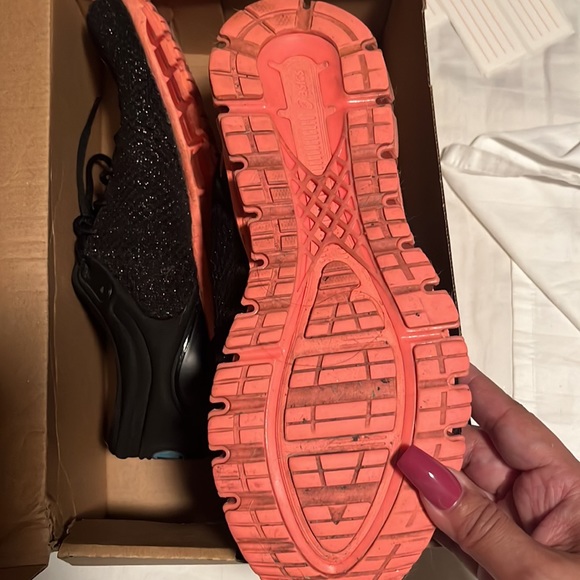 Woman’s tennis shoe gently worn - Picture 3 of 4